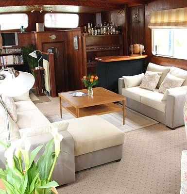 CRUCEROS FLUVIALES CANALES DE FRANCIA CANAL DE GARONNE ROSA HOTEL BARGE DESCUENTOS OFERTAS CRUCEROS EN FAMILIA CRUCEROS EN GRUPO ALQUILER CHARTER DE CRUCEROS BARCOS PRIVADOS CRUCEROS SUR DE FRANCIA SALON